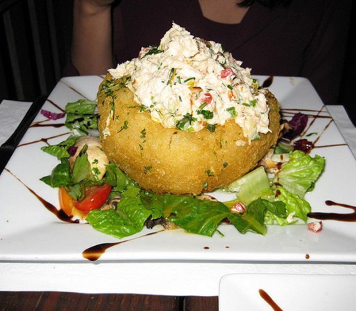 Mofongo relleno con de carne de cangrejo.