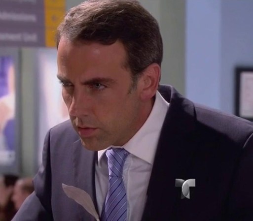Después de que le avisan por teléfono del accidente de su padre, Humberto llega al hospital a preguntar su estado.