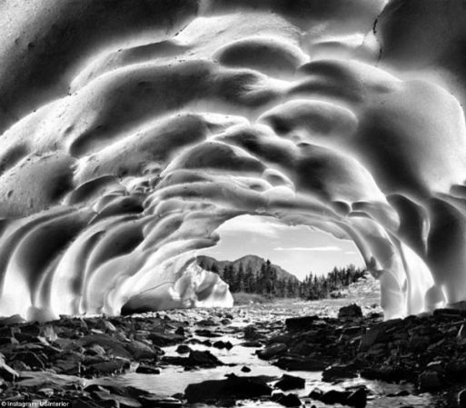 Una cueva de nieve en el Glacier National Park, en Montana.