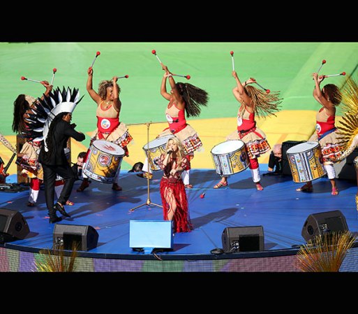 Shakira electrizó con sus movimientos de cadera a ritmo de samba.