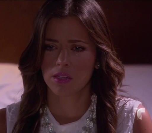 Cuando Amanda le pregunta a Inés si estuvo embarazada, ella con lágrimas en los ojos empieza a recordar y sale corriendo.