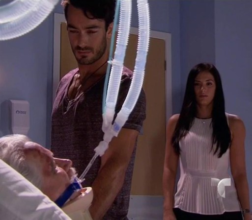 Amanda entra a ver a don Gaspar a quien no puede matar. En eso entra Santiago. Ella le dice que lo siente mucho, que se le parte el corazón de verlo a él y a su papá así.