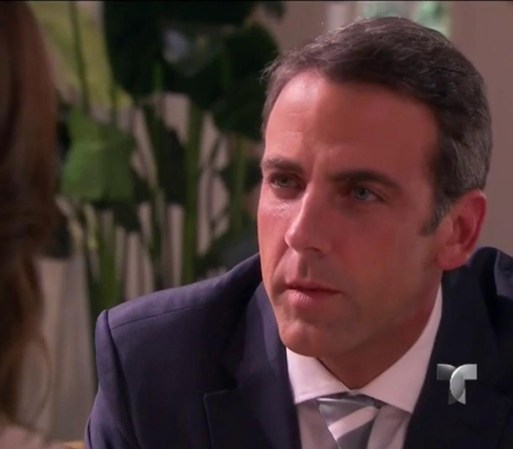 Humberto visita a Inés para que continúen con su plan.