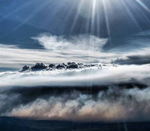 En esta foto en Alaska se pierde la línea del horizonte entre las nubes, en Toklat River East Fire.