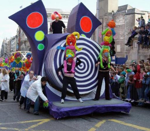 El famoso St. Patricks Day Parade recorre las calles de dublin
