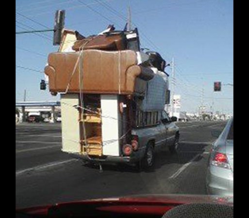 "Que U-Haul ni que nada – vámonos primo!!!". Puso la página al lado de esta foto.