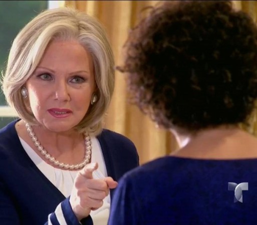 Elisa va a casa de Arturo a hablar con él. Hortensia lo impide y le cuenta porqué odia tanto a la gente negra. Elisa se sorprende y cuando Arturo aparece le dice que lo buscará otro día y se va.