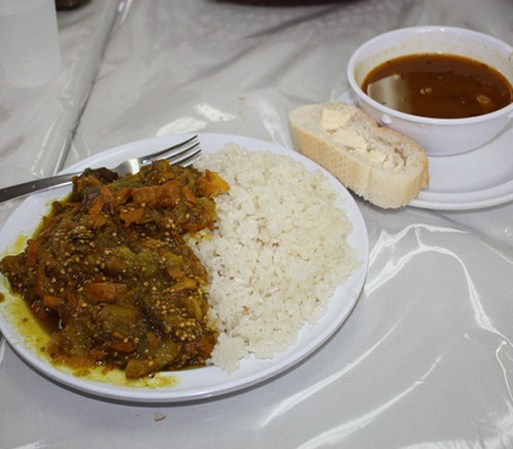 Comida criolla: berenjena con pollo, arroz y frijoles.