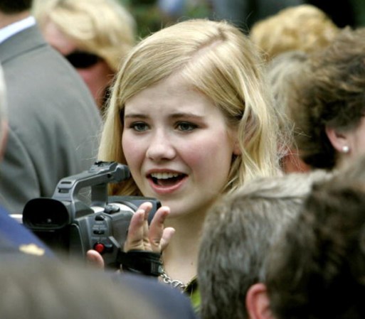 Elizabeth Smart tenía 14 años cuando en 2003 un hombre entró en su dormitorio de madrugada, en Salt Lake City (Utah) y se la llevó. La Policía la encontró nueve meses después en compañía de Brian David Mitchell, su secuestrador. Durante el juicio se supo que Elisabeth había sido repetidamente violada y que la obligaba a ver películas pornográficas.