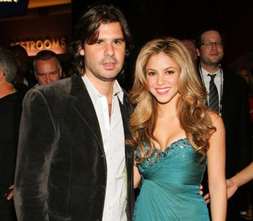 A Shakira la está demandando Antonio de la Rua por $100 millones de dólares de acuerdo al sitio theollywoodgossip.com, por que él "diseño" su carrera.