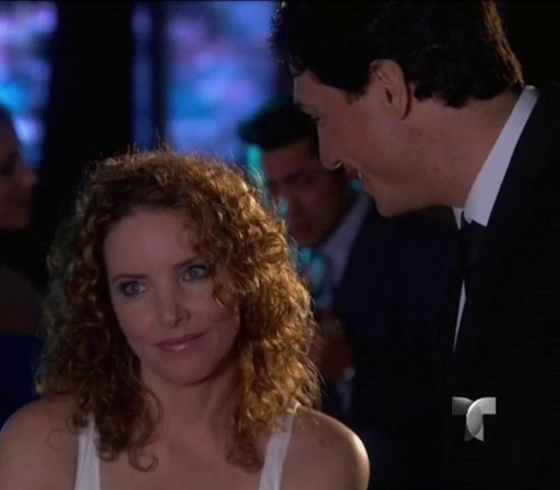 Paula y Ricardo salen. Él le hace creer que la quiere y que esa es la primera cita de muchas. Se besan apasionadamente.