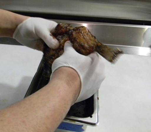 La función de ese masaje entre otras es que la carne absorba el color, y debe hacerse junto con la salsa, pues cada vez que tú presionas la carne, ésta se expande y absorbe la salsa. También colabora papa suavizar la carne.