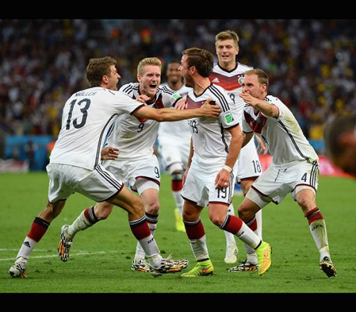 Dándole la victoria a Alemania quien ahora celebra haber ganado su cuarta Copa del Mundo.