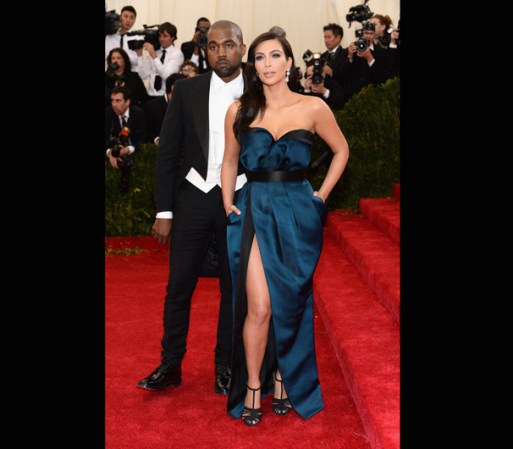 Mayo 5, 2014 - Kim Kardashian muestra mucha pierna durante la Gala del Met celebrada en Nueva York.