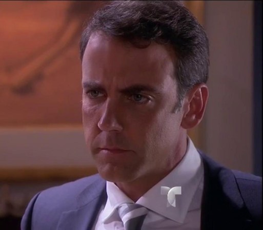 Amanda pide a Iván que edite un conversación entre Vicente y Francisca, la cual envía por mensaje a Humberto, Bárbara y Daniela. Los 3 le echan en cara a su madre que esté traicionando a su padre.