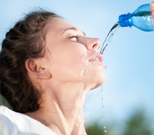 BEBE AGUA: Mantenernos correctamente hidratadas es fundamental para aliviar los síntomas de la menstruación. Además, ayuda a eliminar la retención de líquidos en el organismo.