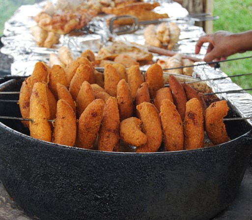 Para conocer un lugar, debes conocer su comida. Las alcapurrias son frituras típicas boricuas, hechas de de plátano verde y yautía y rellenos de distintas carne. Disfrútalas en los puestos callejeros.