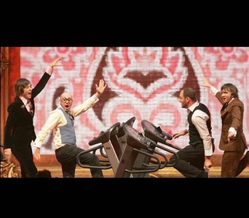 En el 2006 el grupo “OK Go”, creo una sensación con su baile sincronizado usando caminadoras en el video musical “Here it goes again”. El cuarteto se lució en el escenario entreteniendo a la audiencia con su actuación única.