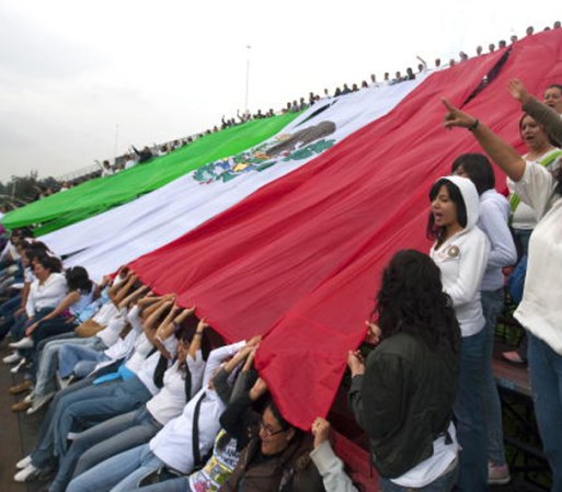 La Bandera de México consiste en un rectángulo dividido en tres franjas verticales de igual proporción, de colores verde, blanco y rojo (izquierda a derecha) ordenados a partir del asta.