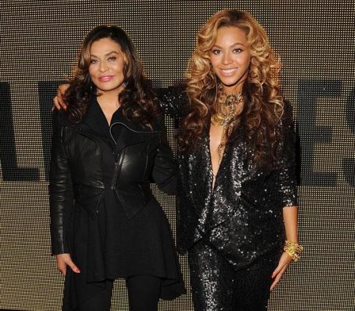 Septiembre, 2011: El embarazo no impidió que Beyonce viajara a Inglaterra, para estar junto a su madre en el lanzamiento de la linea de ropa que tienen, llamada "House of Dereon".
