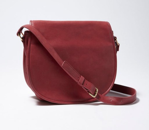 Esta cómoda bandolera en simil cuero está disponible en llbean.com por $99.