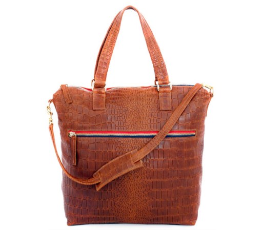Nunca sabes cuándo puedas tener que hacer un viaje corto. Para esos momentos el bolso "Claire Vivier" puede ser tu aliado ideal. Están disponibles en larevivier.com por $511.