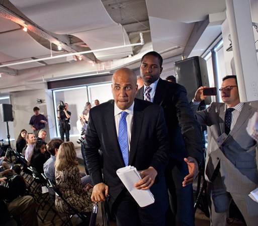 Booker derrotó por amplio margen a tres demócratas experimentados que aspiraban ocupar durante los 15 meses restantes la banca de su correligionario Frank Lautenberg, quien murió en junio