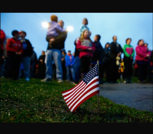 Cientos de personas se reúnen en el parque Garvey para realizar una vigilia en conmemoración al primer aniversario de los atentados del Maratón de Boston y para recordar a las víctimas.