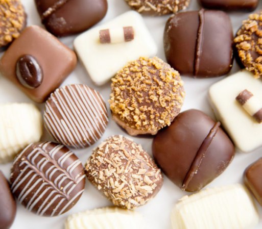CHOCOLATE: En el período menstrual, puede ayudarte a calmar la ansiedad. Además, el chocolate negro posee antioxidantes y aumenta los niveles de serotonina.