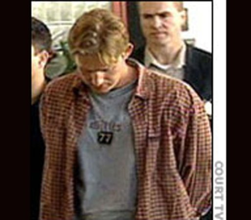 Christian Longo se casó con Mary Jane Baker en 1993. Para el 2000 ya tenían tres hijos, un varón y dos niñas. Longo fue capturado y condenado por falsificación de cheques entró en franca decadencia. El 19 de diciembre de 2001, el cuerpo del niño, Zacarías, fue sacado del agua de una bahía. Luego encontraron a Sadie Ann y una semana más tarde aMaryJane y el bebé. Ambos habían sido estrangulados y arrojados al agua.