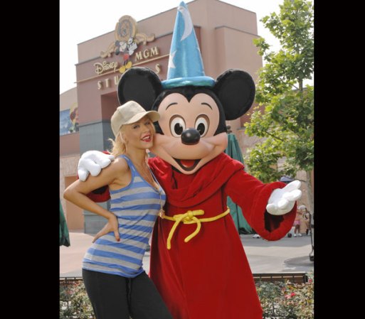 Christina Aguilera, la cantante, compositora y actriz estadounidense. Sus primeros pasos los dio en Disney Channel, pero se consagró en la industria de la música cuando grabó el "Reflection" para la banda sonora de Mulán en 1998. Desde entonces no para de acumular éxitos, entre ellos cuatro Grammys y un quinto Grammy latino.