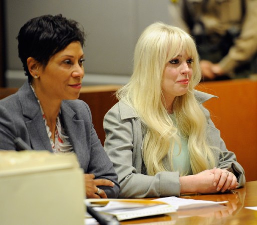 Linday Lohan no estuvo sola en corte, como es costumbre la acompañó su abogada Shawn Chapman Holley.