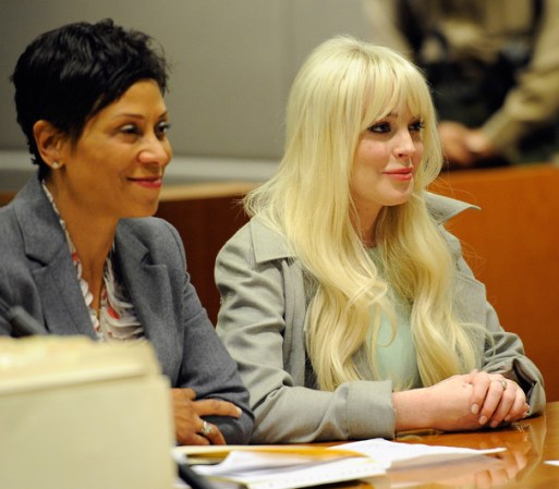 A pesar de las distracciones por tanta prensa en la corte, Linday Lohan y su abogada escucharon atentas las palabras de la juez, quien felicitó a la actriz por su buen comportamiento.