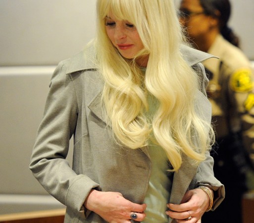 Cuando estaba a punto de salir de la corte, Lindsay Lohan se detuvo y sorprendió a todos al quitarse la gabardina que hasta entonces había portado.