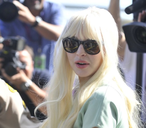 Por momentos Lindsay Lohan no sabía a donde voltear, pues todos los fotógrafos gritaban su nombre esperando captar su mejor ángulo.
