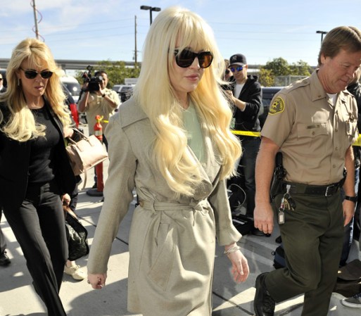 La actriz y cantante se hizo acompañar de su madre Dina Lohan para enfrentar la justicia.