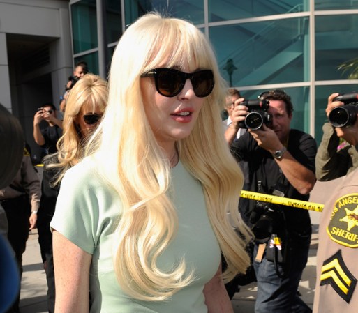 Una vez que se quitó la gabardina y que verificó su peinado y maquillaje, Lohan dio su mejor cara a la prensa que de inmediato la rodeó afuera de la corte.