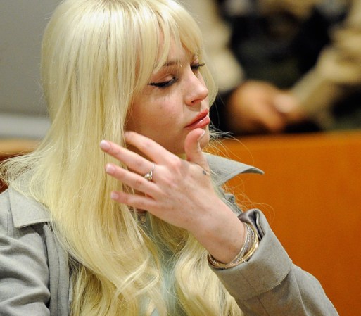 Otro detalle que no pasó desapercibido, fue la constante insistencia de Linday Lohan de lucir un juego de anillo y brazalete de diamantes. Presuntamente se lo prestó un conocido joyero de Beverly Hills como parte de un acuerdo de promoción.