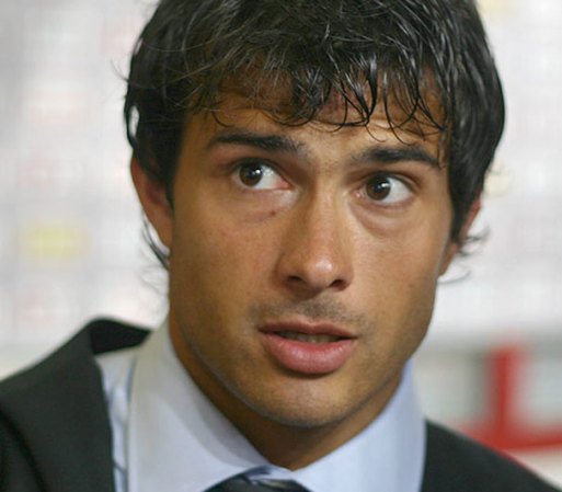 Darío Cvitanich es argentino y se naturalizó croata. En Argentina jugó para Banfield, actualmente juega para el OGC Niza de la liga 1 de Francia. Se casó con Bonelli en el 2011 y el pasado 3 de abril, nació Lupe Cvitanich Bonelli.