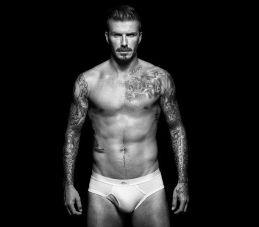 Reveló cada una de sus formas masculinas, al igual que la gran colección de tatuajes que adornan su piel.
