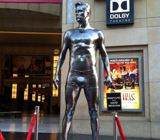Se colocaron estatuas del futbolista luciendo su ropa interior en Los Ángeles, San Francisco y Nueva york.