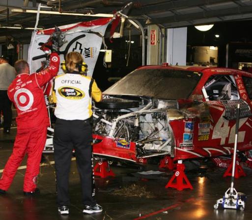 Montoya frente a su carro magullado.