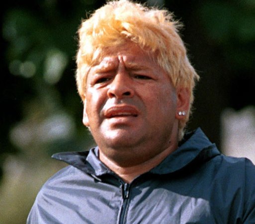 Diego Maradona, ex futbolista y director técnico. Tuvo su temporada de rubio a fuerza de decoloración de su cabello. Es considerado uno de los mejores jugadores en la historia del deporte, incluso de los mundiales.