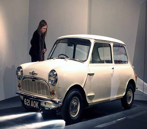 De la exhibición hace parte este Morris Mini-Minor, diseñado por Alec Issigonis, fue el primero en producirse.