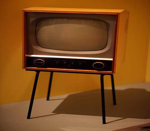 Un televisor modelo CS17.