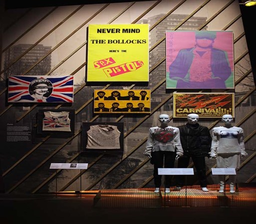 El museo Victoria and Albert, en Londres, exhibe la obra “Diseño Británico 1948 -2012: Innovación en la Era Moderna”, con productos icónicos del diseño, la moda, muebles, gráficos, arquitectura y arte de los últimos 60 años.