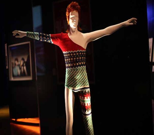 Un vestido diseñado por el diseñador japones Kansai Yamamoto para el personaje de David Bowie en Ziggy Stardust.