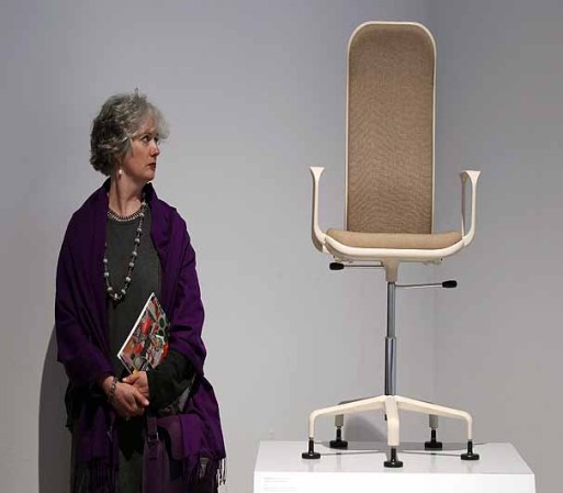 Esta mujer mira la silla construida en los años 60.