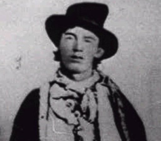 En 1881, Billy the Kid murió baleado a los 21 años en Nuevo México. Su fama nace a raíz de que a los 17 años se convirtió en asesino a sueldo, matando presuntamente al menos 21 personas.