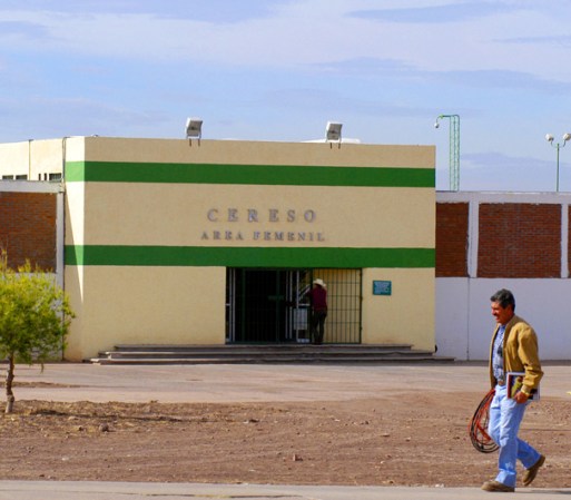 Gloria Trevi estuvo en una carcel de Chihuahua por mas de 2 años. Todo comenzó en 1998 cuando la ex-corista Aline Hernández publicó el libro "La Gloria por el infierno", en el que acusaba a la cantante y al productor Sergio Andrade de abusos y humillaciones.